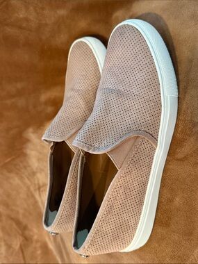 Steve Madden Perforated Slip-On Loafer in Blush and White Soles Size 9.5